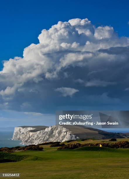 freshwater bay  view - bahía de freshwater isla de wight fotografías e imágenes de stock