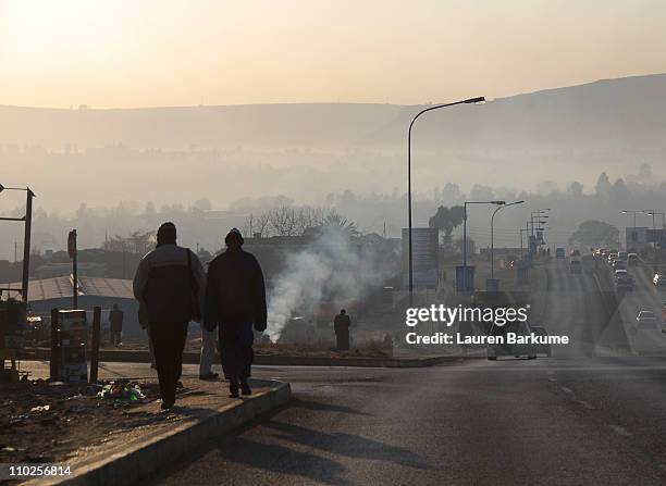 morning mist over maseru - maseru 個照片及圖片檔