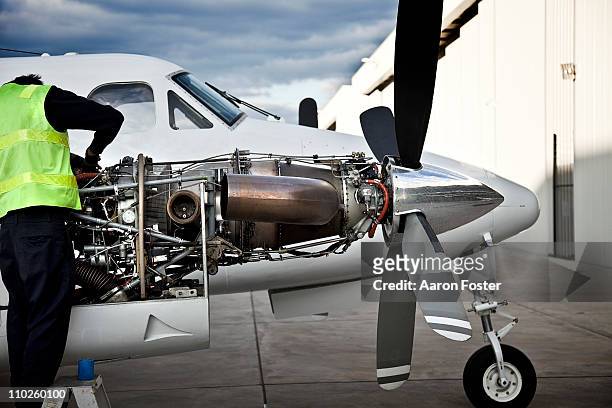 aircraft engine maintenance - vliegtuigmonteur stockfoto's en -beelden