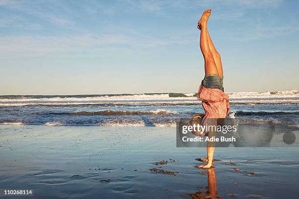 garota fazendo plantar bananeira na praia - handstand - fotografias e filmes do acervo