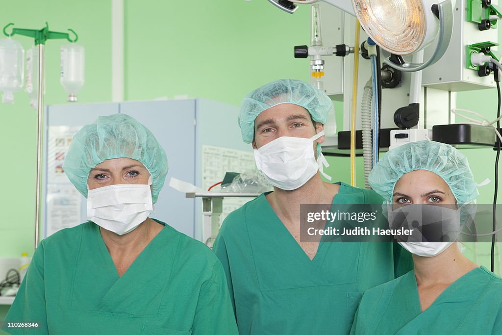 Equipo médico con máscaras de funcionamiento