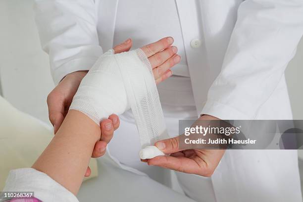 close up nurse applying a dressing - hand injury - fotografias e filmes do acervo