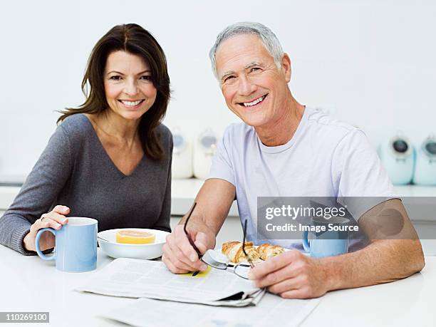 mature couple having breakfast - 50 60 jahre brille stock-fotos und bilder