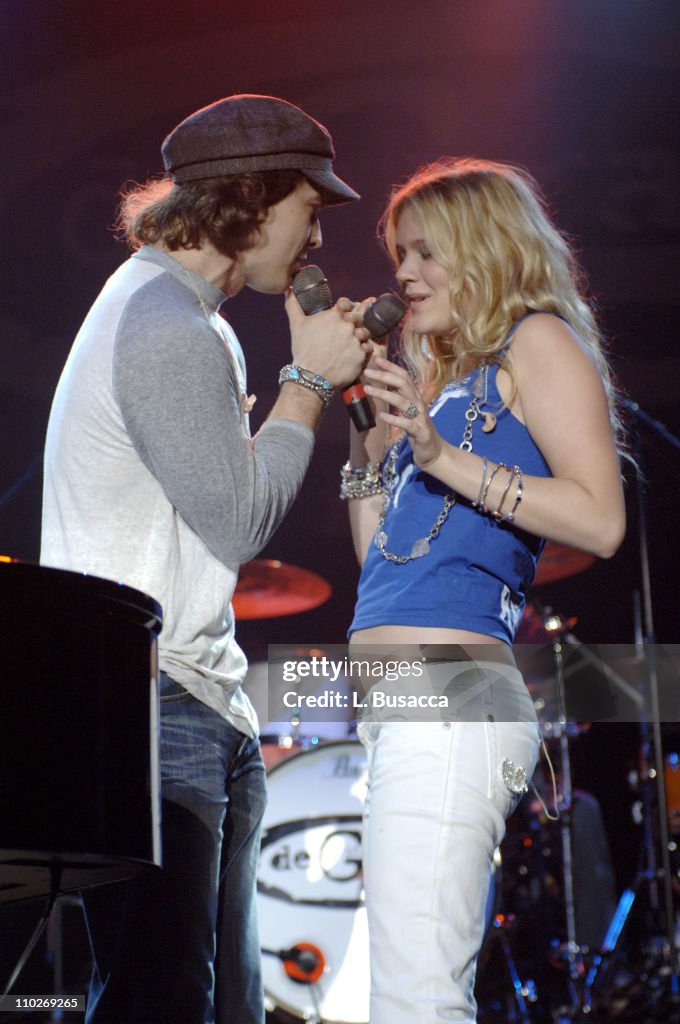 Gavin DeGraw and Joss Stone Duet on "Let's Get It On" - September 27, 2005