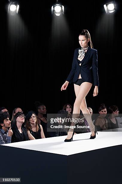 model on catwalk at fashion show - fashion show stockfoto's en -beelden