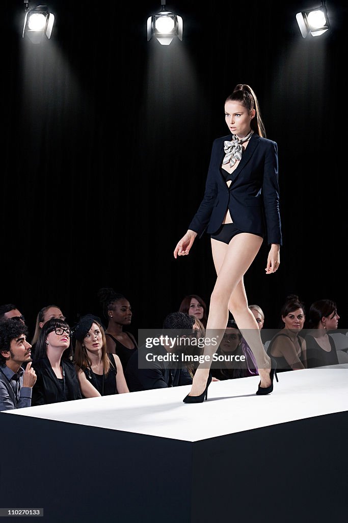 Modelo a passarela no desfile de moda