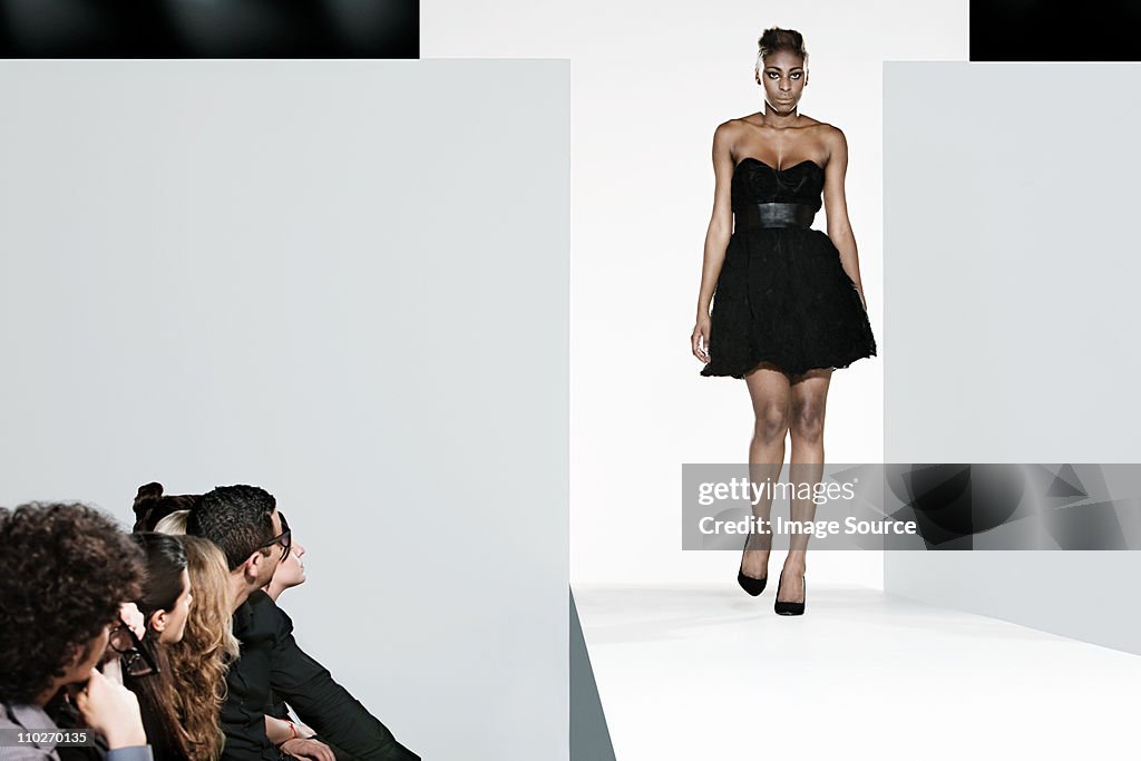 Model auf dem Laufsteg bei der fashion show