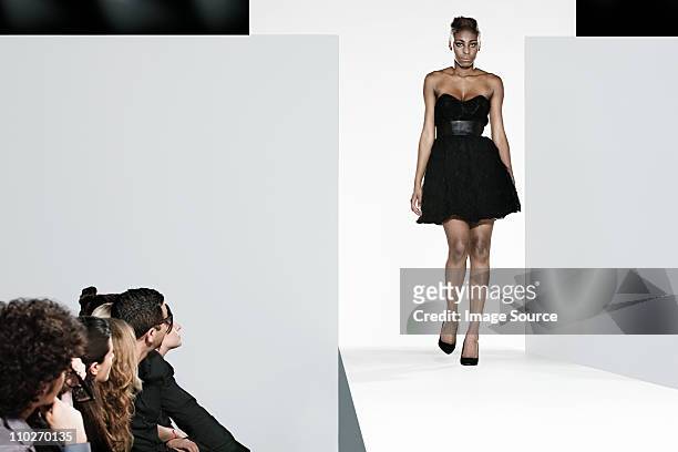 model auf dem laufsteg bei der fashion show - fashion show stock-fotos und bilder