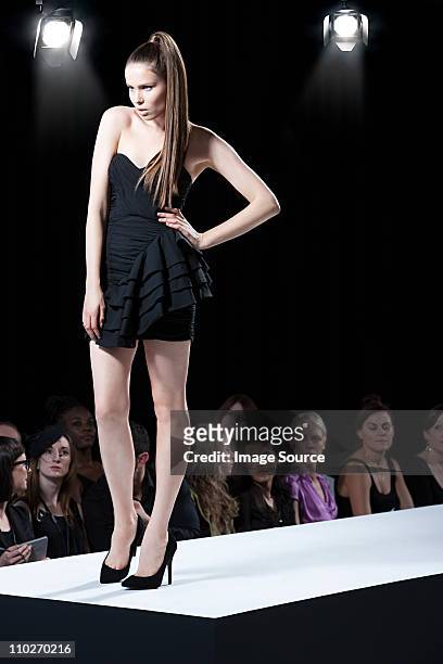 model auf dem laufsteg bei der fashion show - fashion show stock-fotos und bilder