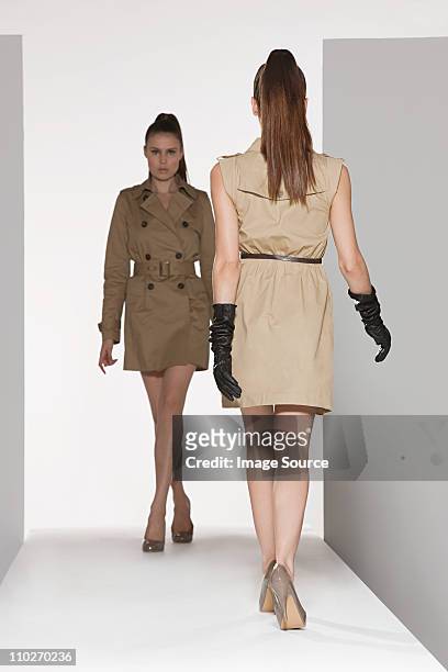 zwei modelle auf dem laufsteg bei der fashion show - laufsteg fashion stock-fotos und bilder
