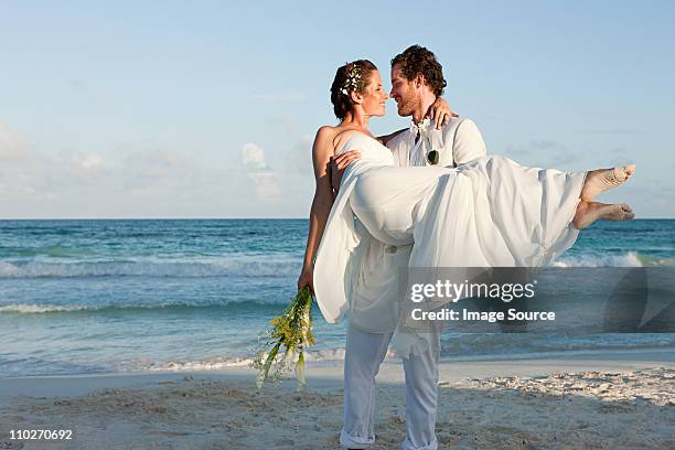 verheiratet paar auf den strand - hochzeit stock-fotos und bilder