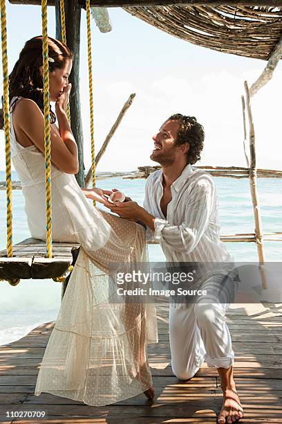 man on one knee proposing to woman - fiançailles stock pictures, royalty-free photos & images
