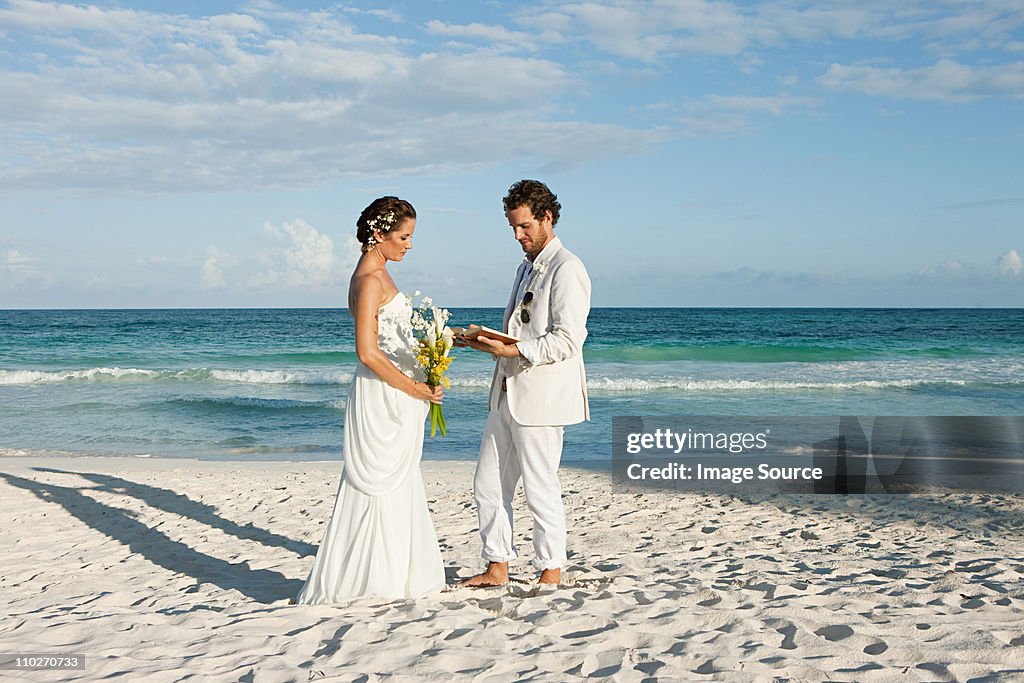 Noiva e Noivo na praia