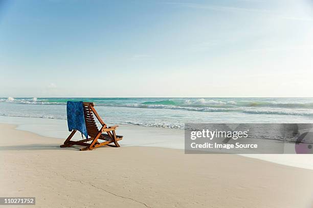 cadeira de recosto na praia de areia à beira d'água - costas imagens e fotografias de stock
