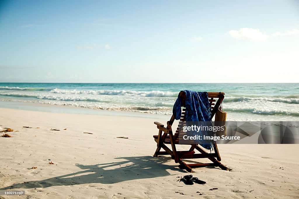 Liegestuhl am Sandstrand im water's edge "