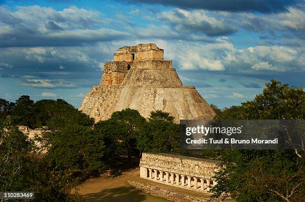 mexico, yucatan, uxmal, magicians pyramid - uxmal fotografías e imágenes de stock