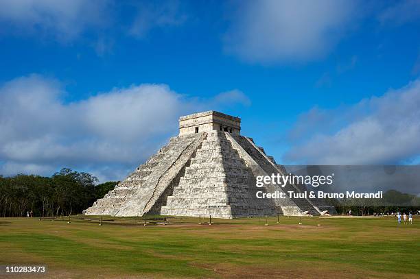 mexico, yucatan, chichen itza, pyramid el castillo - chichen itza stockfoto's en -beelden