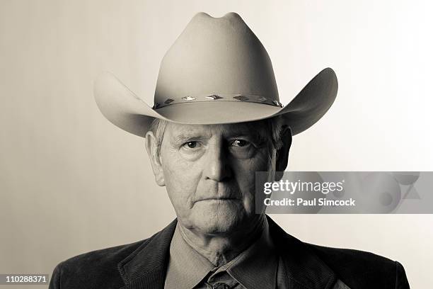 serious man wearing cowboy hat - cowboyhut stock-fotos und bilder
