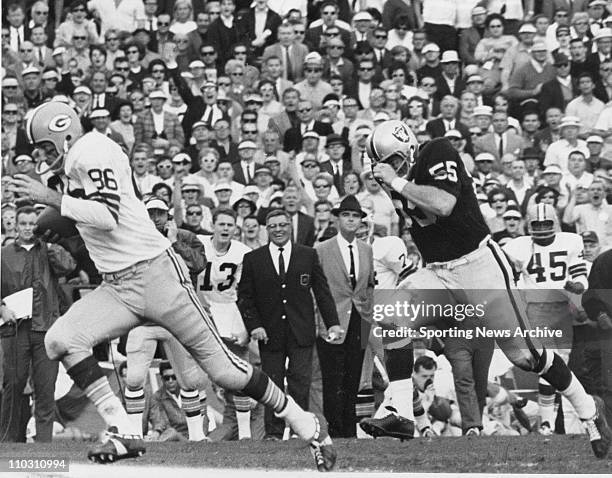 Jan 14, 1968 - Miami, Florida, USA - Green Bay's BOYD DOWLER on a 62 yard TD run against DAN CONNERS in Super Bowl II Green Bay Packers against the...