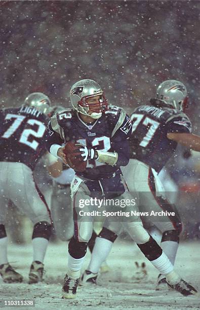 Jan 19, 2002 - Chicago, Illinois, USA - New England Patriots quarterback TOM BRADY prepares to throw the ball during the AFC Divisional Playoffs...