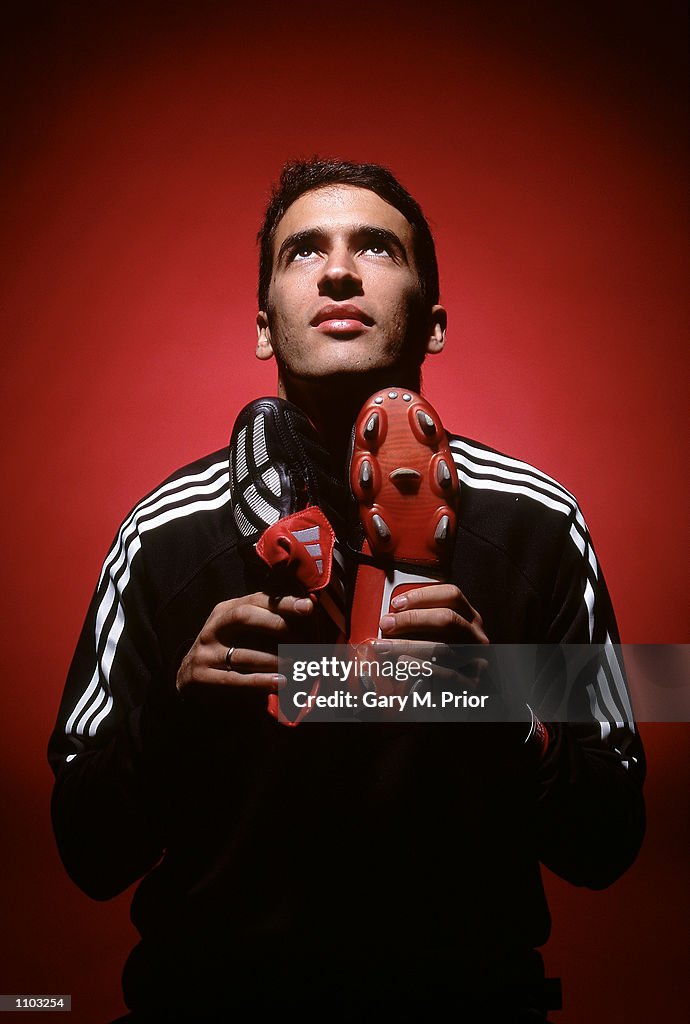 Incesante Moretón ambulancia Raul of Real Madrid and Spain with the new Adidas Predator Mania... News  Photo - Getty Images