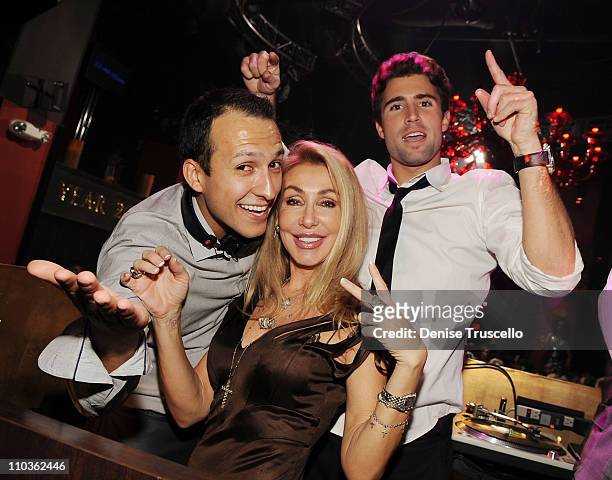 Linda Thompson and her son Brody Jenner pose with DJ Vice during Tao Las Vegas' New Years Eve Party on December 31, 2008 in Las Vegas, Nevada.