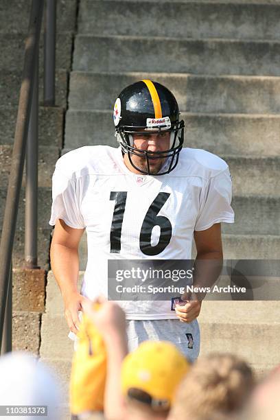 Aug 10, 2006; Latrobe, PA, USA; BEN ROETHILSBERGER fools with Steelers fans as he takes the field in teammate Charlie Batch's jersey during training...