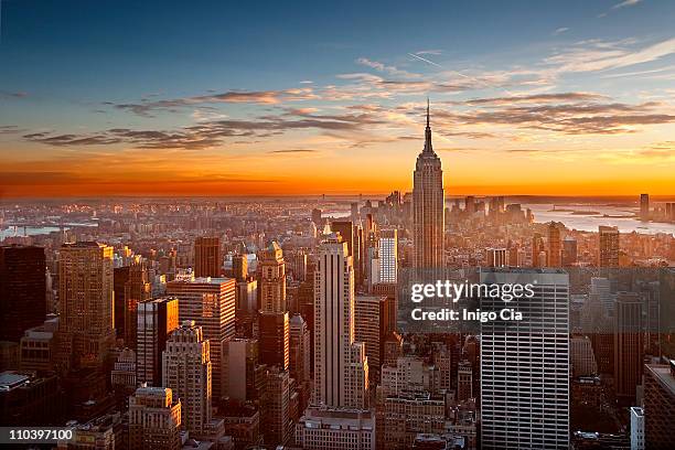 sunset over manhattan - manhattan skyline stock pictures, royalty-free photos & images