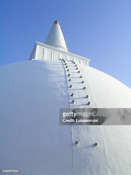 white stupa , anuradapura, sri lanka - luisapuccini foto e immagini stock