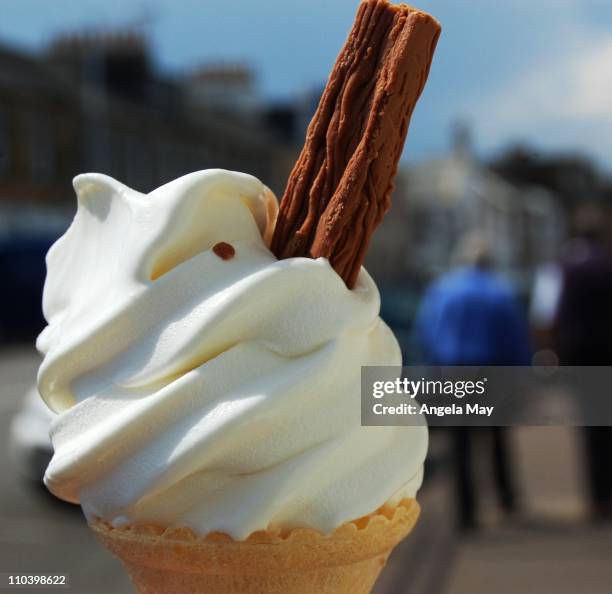 ice cream with chocolate flake - a taste of summer - gedroogd voedsel stockfoto's en -beelden