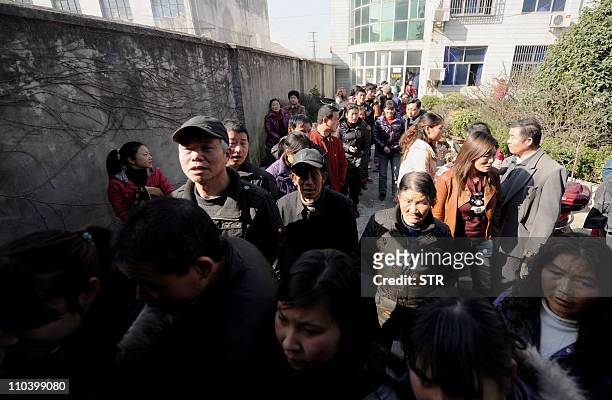 Picture taken on March 17, 2011 shows people queuing up to buy salt in Hefei, Anhui province. Chinese retailers on March 17 reported panic buying of...