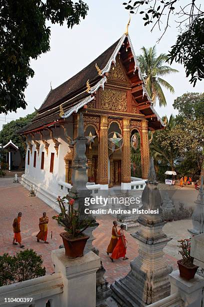 buddhist temple in luang prabang - laos foto e immagini stock