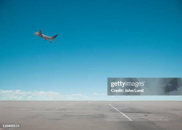 jet liner departure - airplane in sky stock pictures, royalty-free photos & images