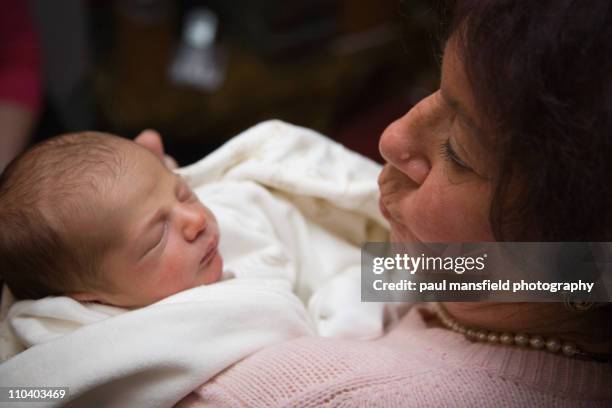 grandmother and newborn grandson - grandma sleeping stockfoto's en -beelden