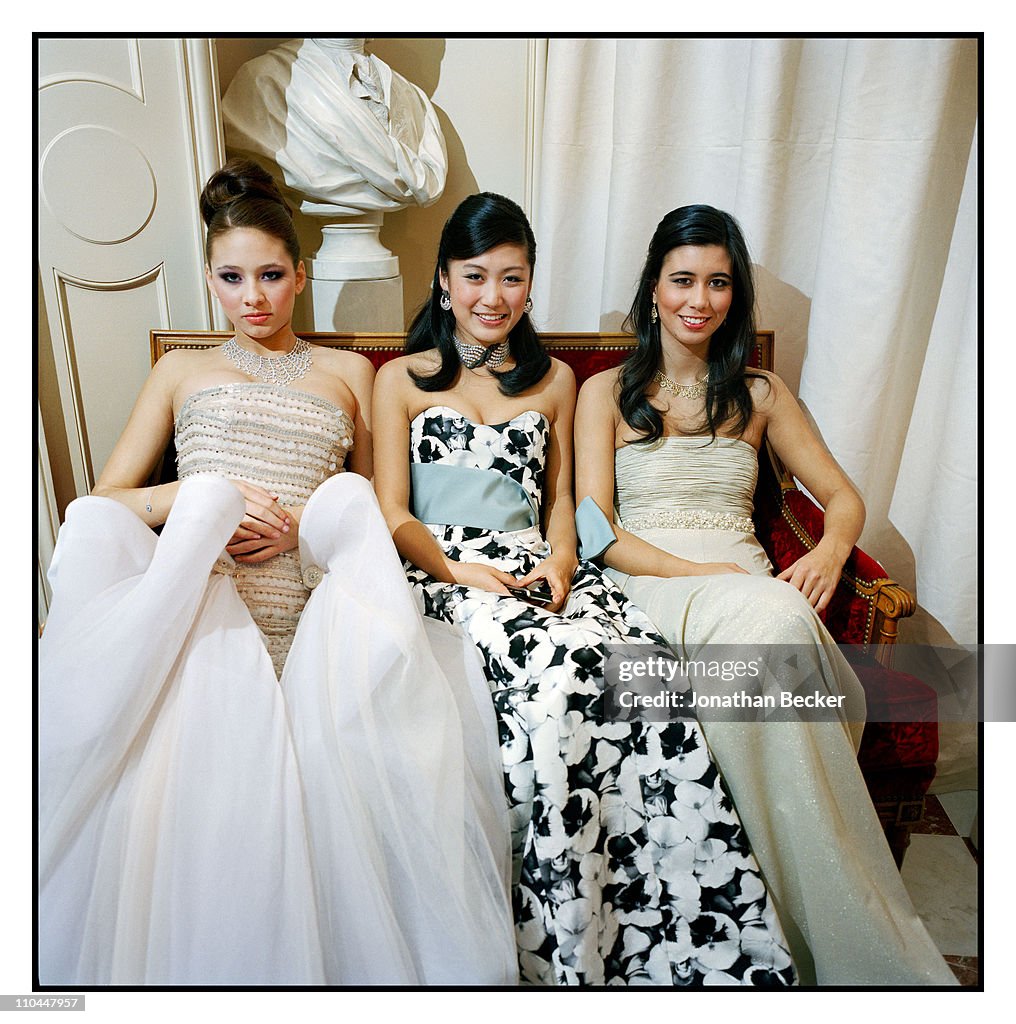 rodillo Petrificar flotante Debutantes Ariel Ho-Kjaer, Jasmine Li and Tatiana Shin-Botin are...  Fotografía de noticias - Getty Images