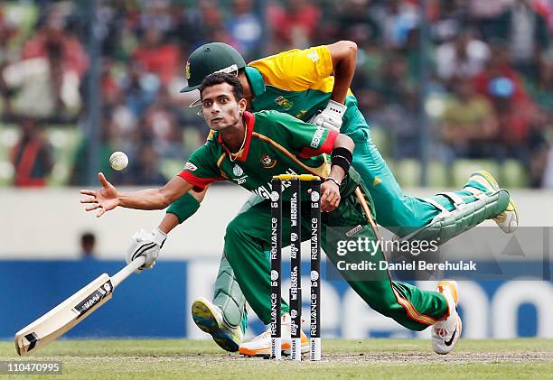 Shafiul Islam of Bangladesh receives a ball from the deep in an attempt to run-out Johan Botha of South Africa during the ICC World Cup Cricket Group...