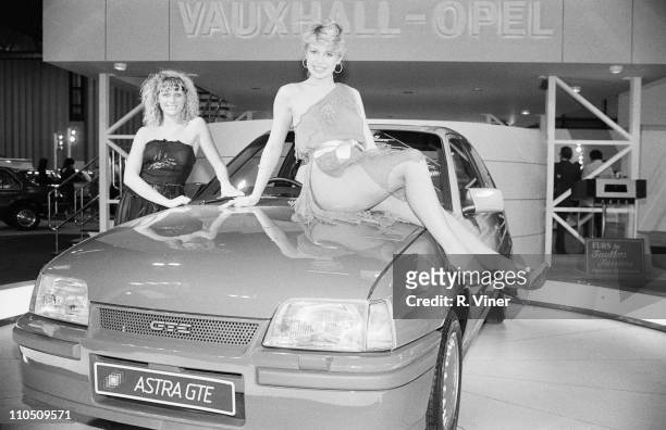 Models add glamour to a motor show, 17th October 1984.