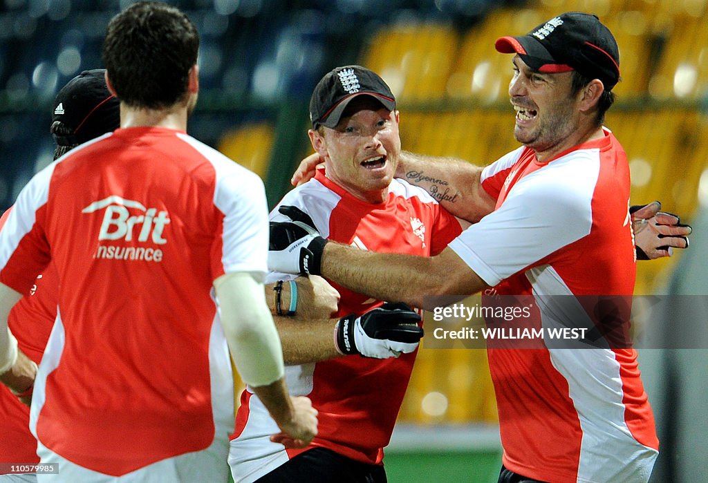 England player Ian Bell (2/R) is congrat