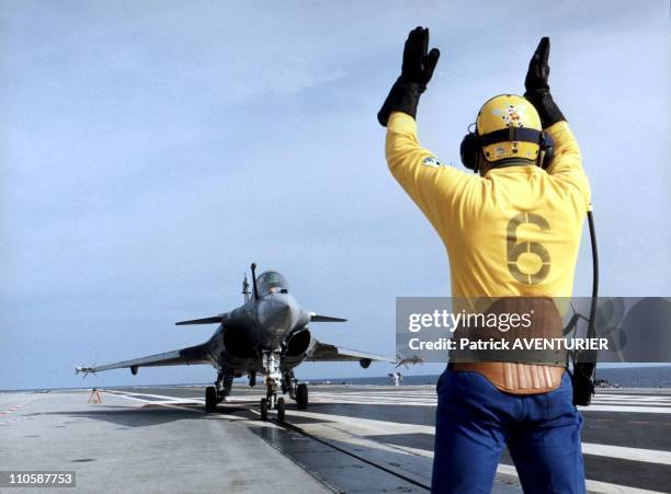 Landing of a Rafale M 02 on Charles de Gaulle aircraft carrier in July 15, 1999