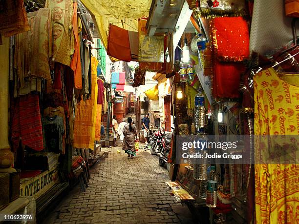 varanasi alleyway - indian market photos et images de collection