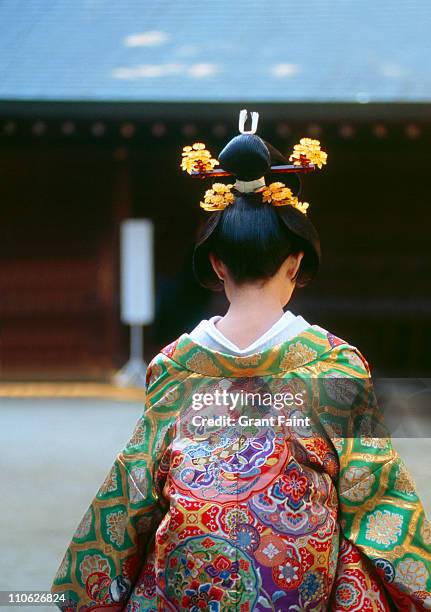 traditional wedding dress. - kimono photos et images de collection