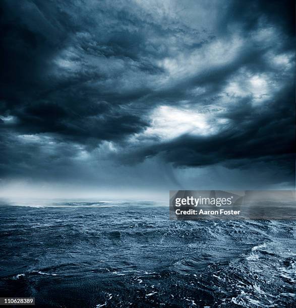 stormy ocean - cielo variabile foto e immagini stock