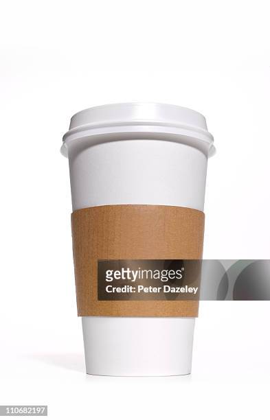 disposable coffee/tea cup with heat protector - tasse à café photos et images de collection