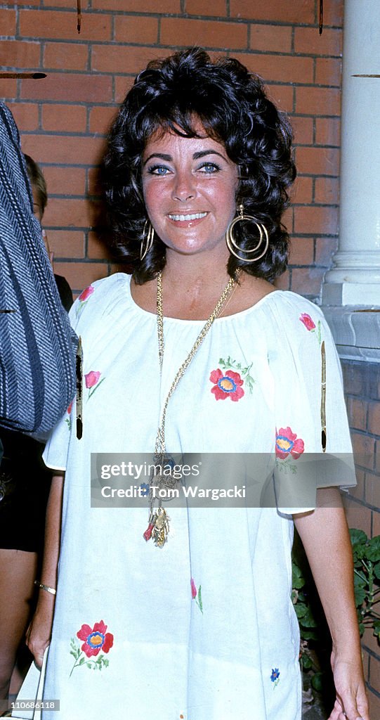 Elizabeth Taylor Sighting at Heathrow Airport - 1971