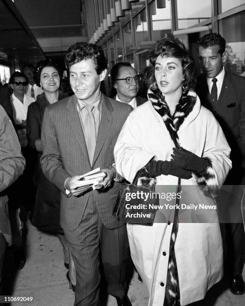 Eddie Fisher and Elizabeth Taylor arrive at International Airport and head for the Drake Hotel.