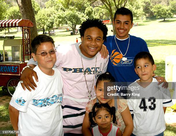 Orlando Brown and children from The Los Angeles Ronald McDonald House