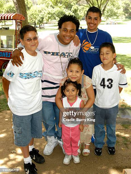 Orlando Brown and children from The Los Angeles Ronald McDonald House