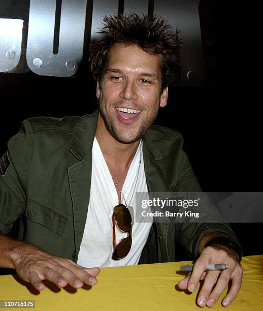 Dane Cook Smiling Comic Dane Cook Photos and Premium High Res Pictures - Getty Images