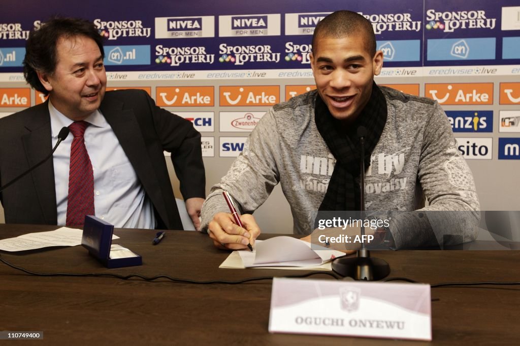 Oguchi Onyewu (R) of US signs his contra