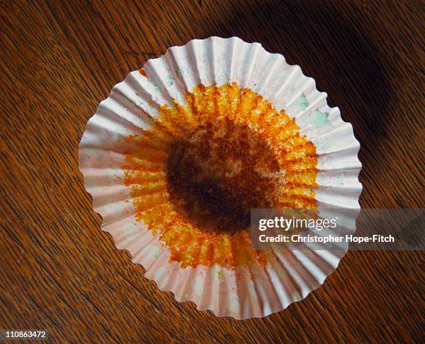 empty cake case - kuchenform aus papier stock-fotos und bilder